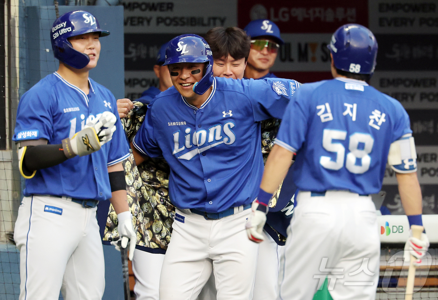 (서울=뉴스1) 김진환 기자 = 14일 오후 서울 송파구 잠실야구장에서 열린 프로야구 '2026 신한은행 SOL KBO리그' 삼성 라이온즈와 LG 트윈스의 경기, 삼성 강민호가 2 …