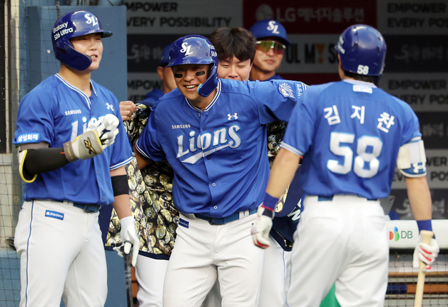 '솔로포' 강민호, 홈런 자켓 나도 입어본다!