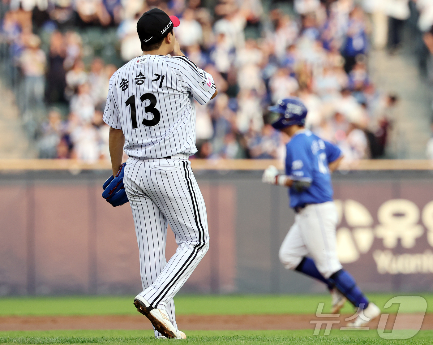 (서울=뉴스1) 김진환 기자 = 14일 오후 서울 송파구 잠실야구장에서 열린 프로야구 '2026 신한은행 SOL KBO리그' 삼성 라이온즈와 LG 트윈스의 경기, LG 선발 송승기 …