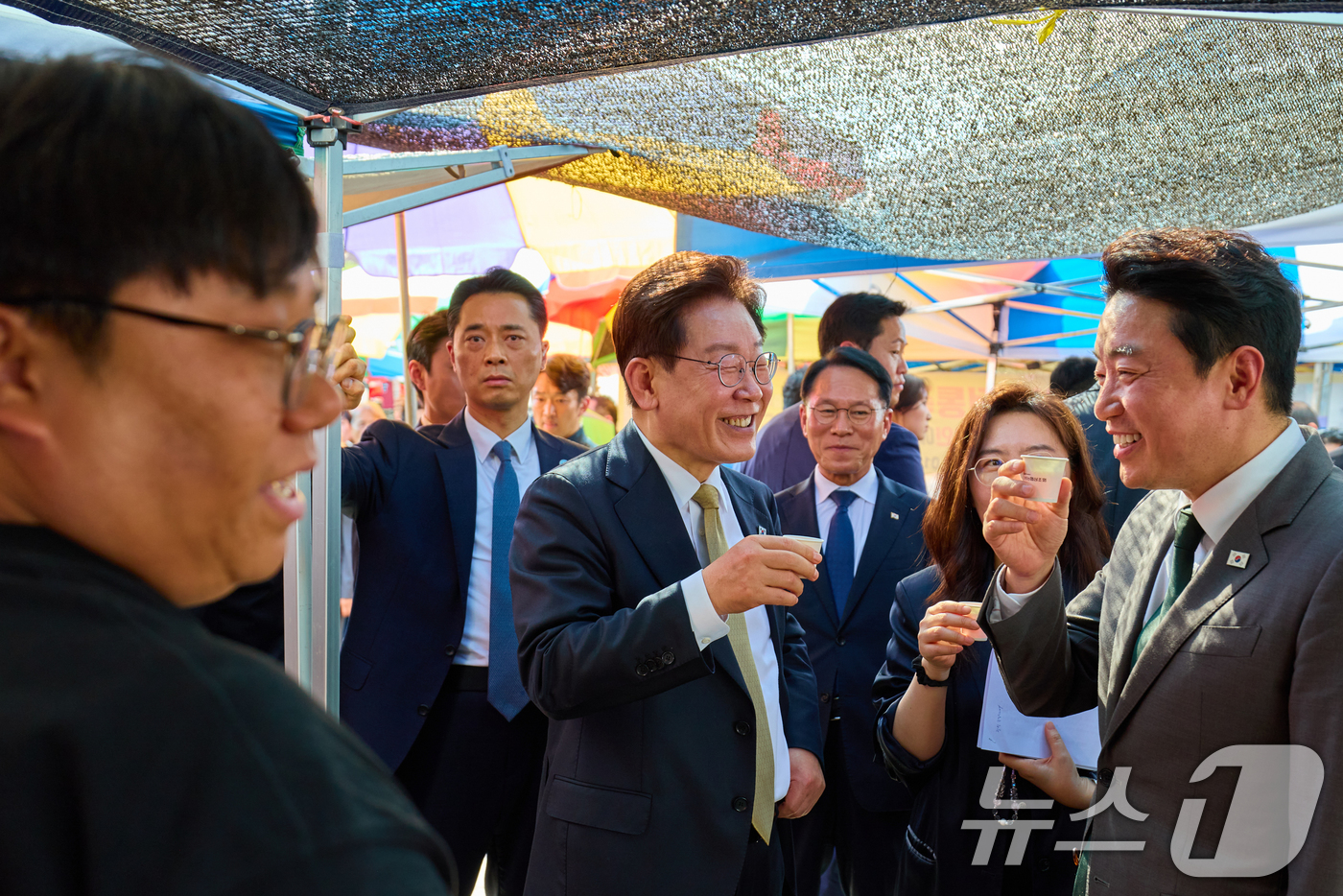 (서울=뉴스1) 허경 기자 = 이재명 대통령이 14일 경기 성남 모란민속 5일장을 방문해 강훈식 비서실장과 음료를 마시며 대화하고 있다. (청와대 제공. 재판매 및 DB 금지) 2 …