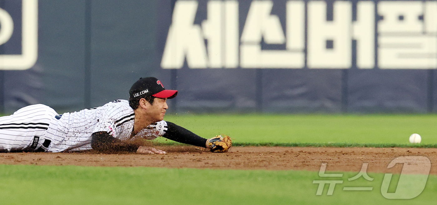 (서울=뉴스1) 김진환 기자 = 14일 오후 서울 송파구 잠실야구장에서 열린 프로야구 '2026 신한은행 SOL KBO리그' 삼성 라이온즈와 LG 트윈스의 경기, LG 유격수 오지 …