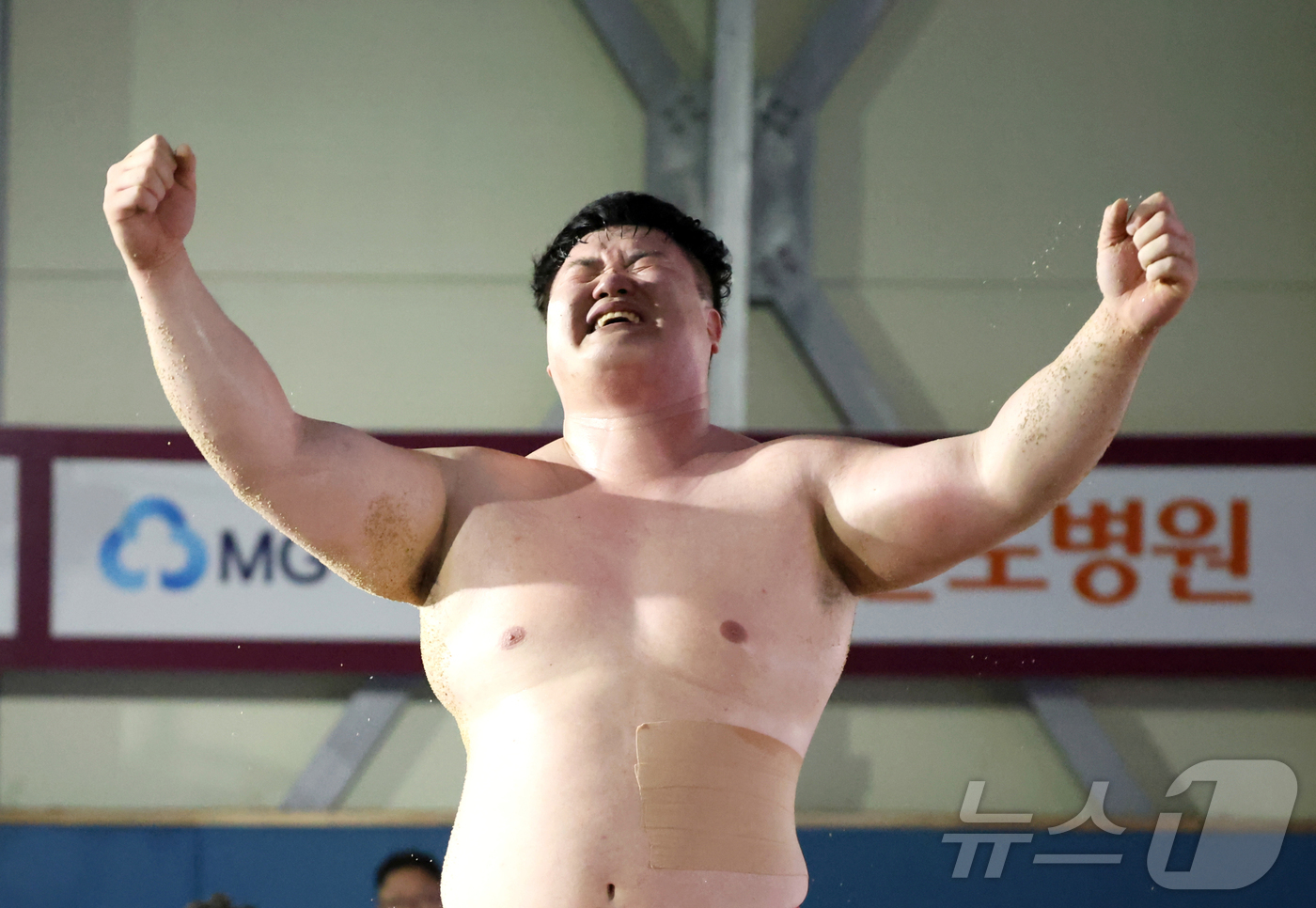 (서울=뉴스1) = 14일 강원 평창군 진부생활체육관에서 열린 ‘위더스제약 2026 민속씨름 평창오대산천장사씨름대회’에서 백두장사(140kg이하)에 등극한 MG새마을금고씨름단 장성 …