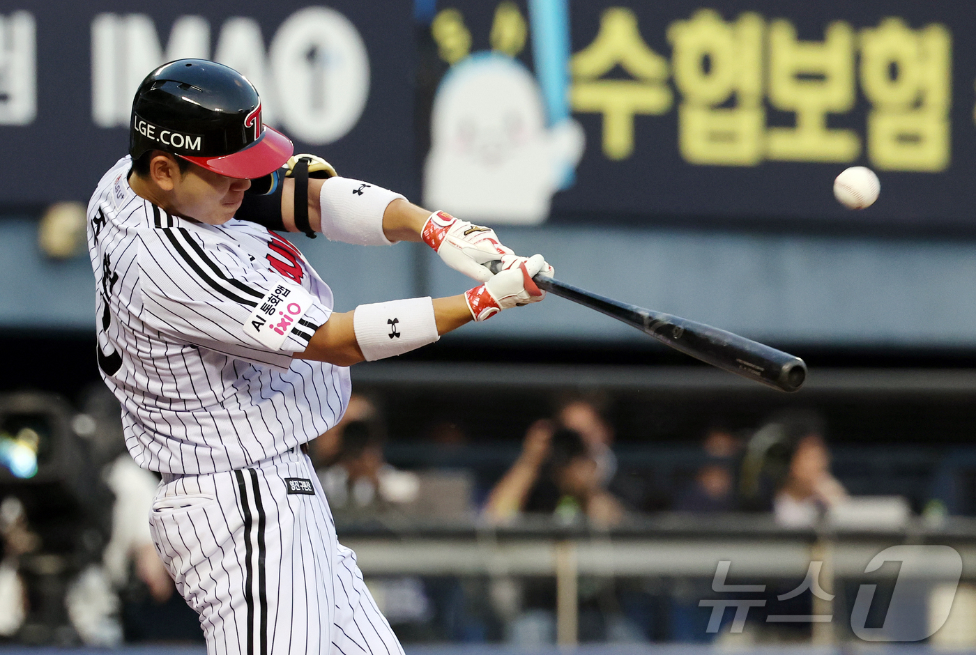 (서울=뉴스1) 김진환 기자 = 14일 오후 서울 송파구 잠실야구장에서 열린 프로야구 '2026 신한은행 SOL KBO리그' 삼성 라이온즈와 LG 트윈스의 경기, LG 이주헌이 3 …