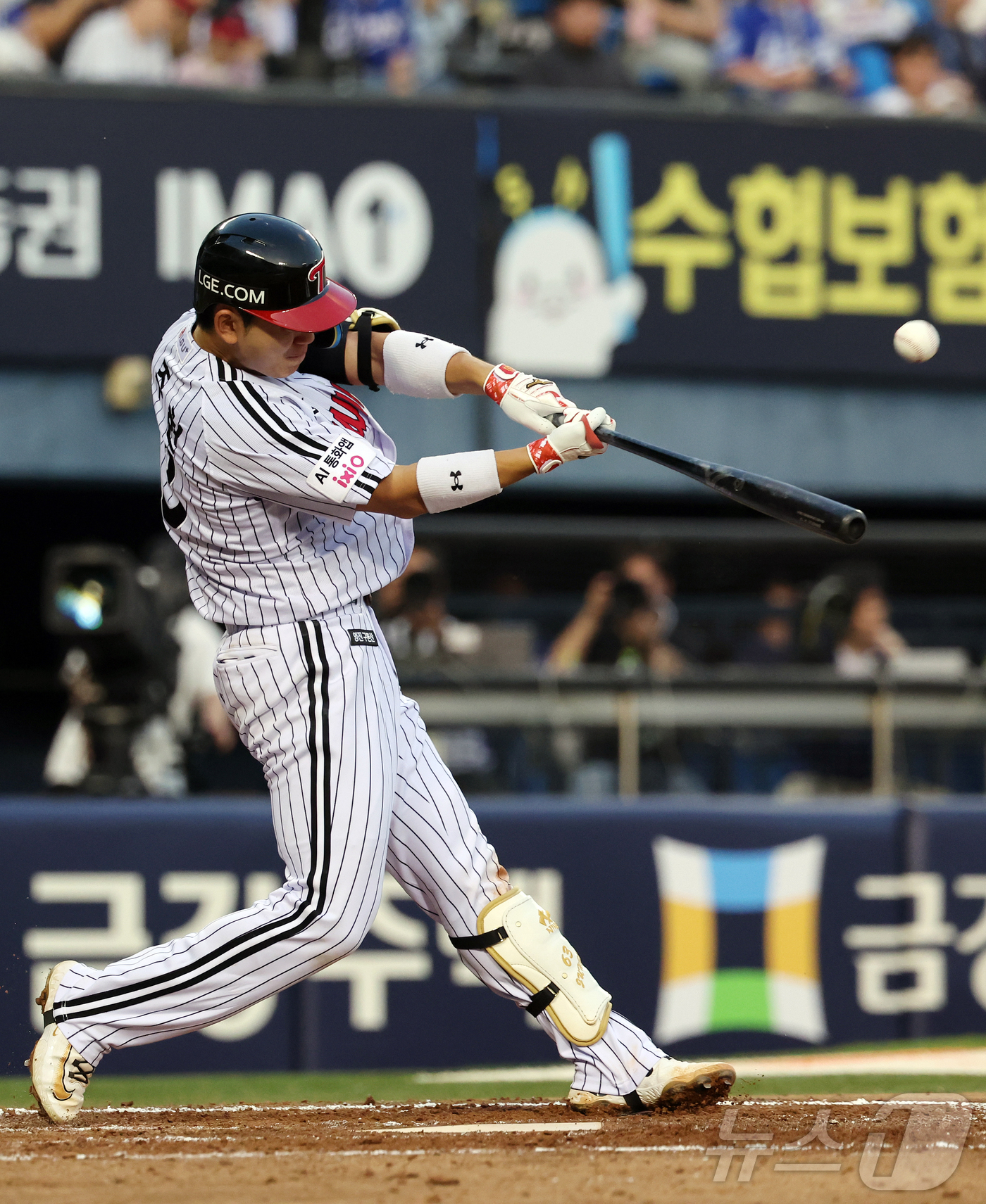 (서울=뉴스1) 김진환 기자 = 14일 오후 서울 송파구 잠실야구장에서 열린 프로야구 '2026 신한은행 SOL KBO리그' 삼성 라이온즈와 LG 트윈스의 경기, LG 이주헌이 3 …