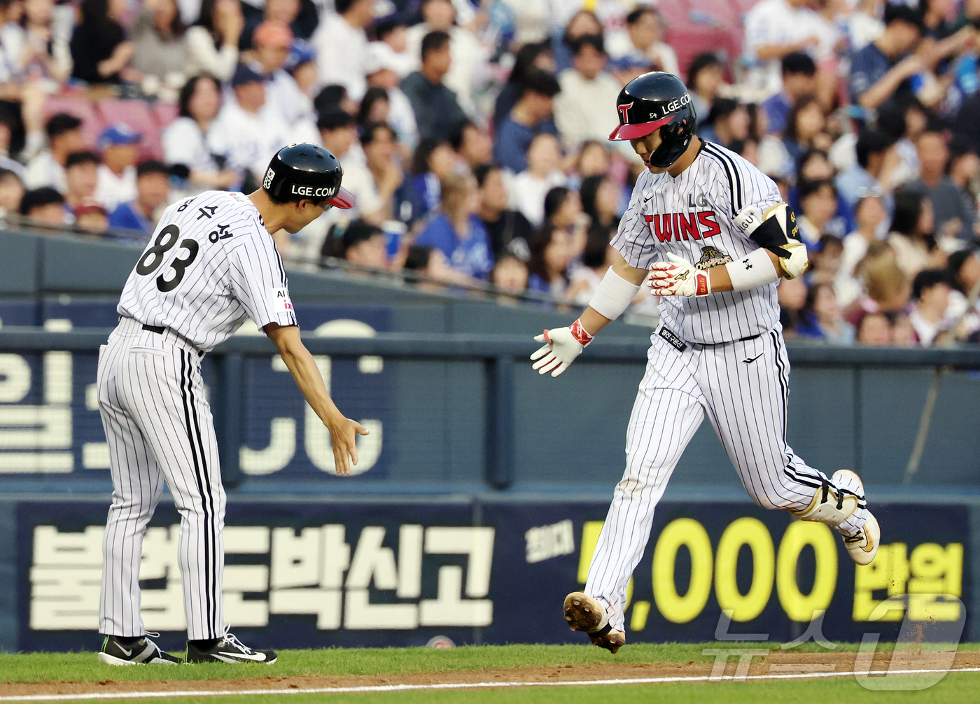 (서울=뉴스1) 김진환 기자 = 14일 오후 서울 송파구 잠실야구장에서 열린 프로야구 '2026 신한은행 SOL KBO리그' 삼성 라이온즈와 LG 트윈스의 경기, LG 이주헌이 3 …