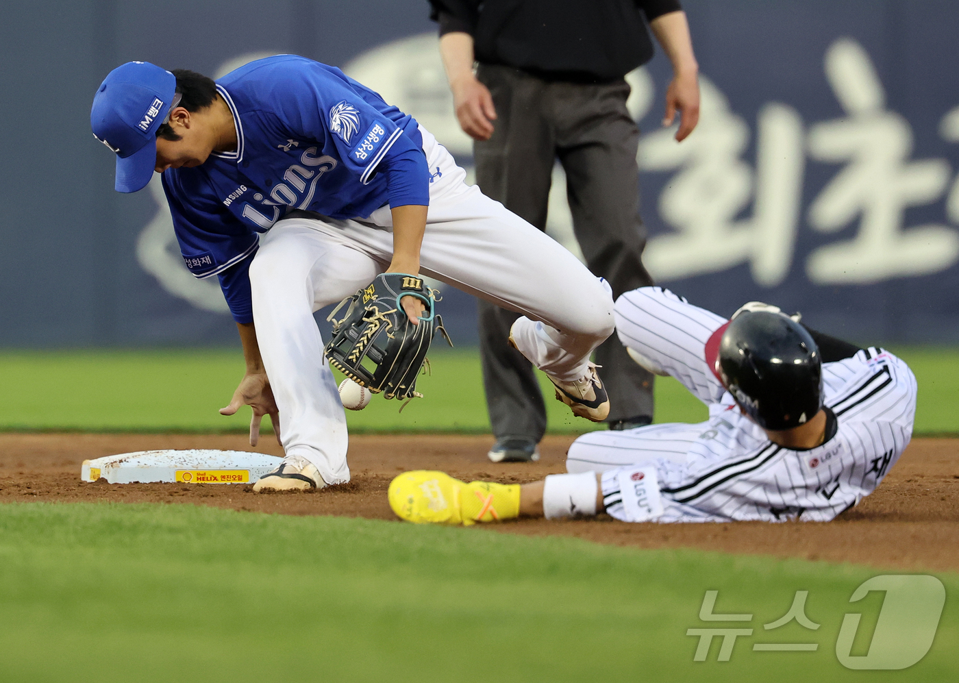 (서울=뉴스1) 김진환 기자 = 14일 오후 서울 송파구 잠실야구장에서 열린 프로야구 '2026 신한은행 SOL KBO리그' 삼성 라이온즈와 LG 트윈스의 경기, 삼성 유격수 이재 …