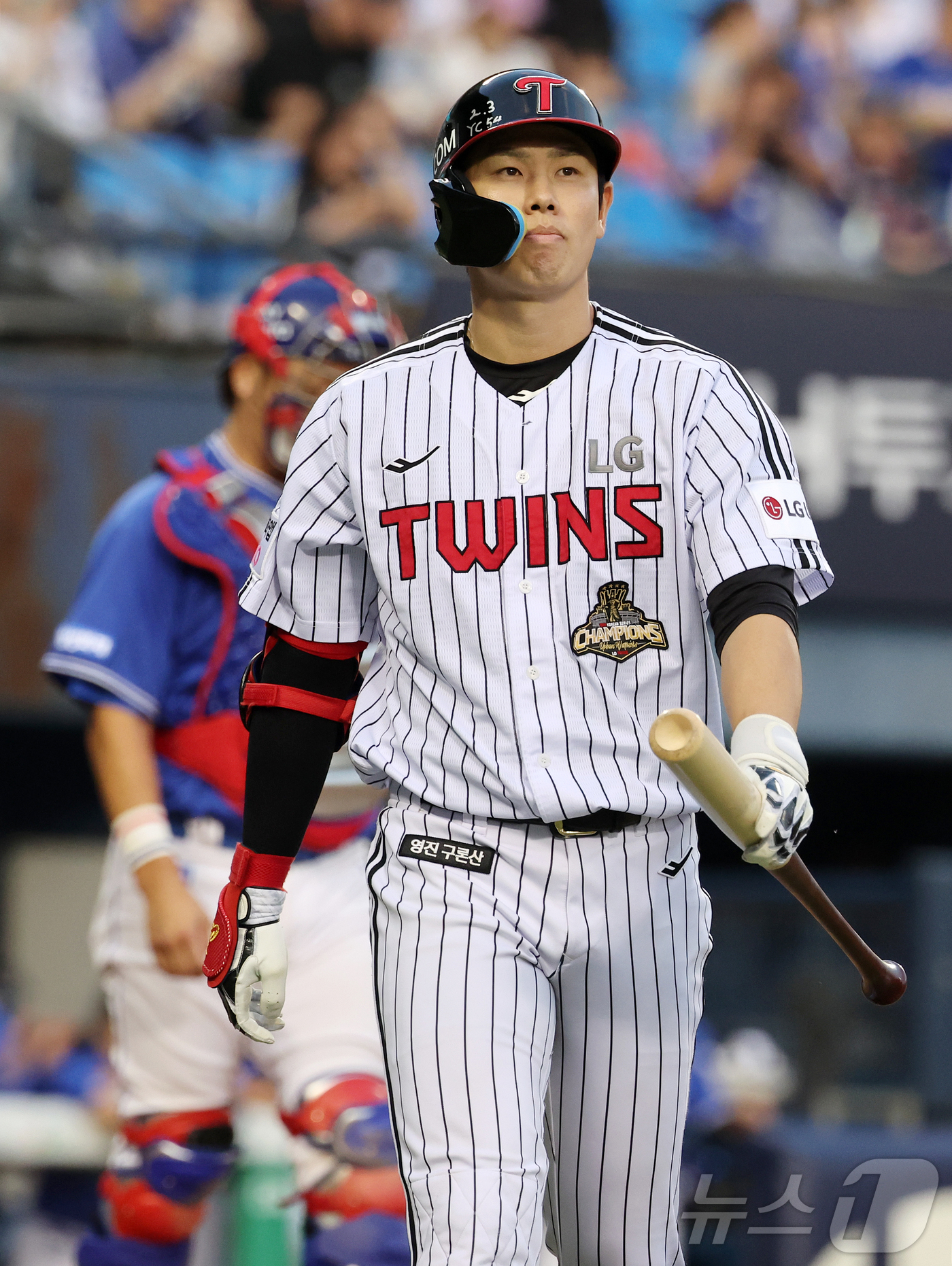 (서울=뉴스1) 김진환 기자 = 14일 오후 서울 송파구 잠실야구장에서 열린 프로야구 '2026 신한은행 SOL KBO리그' 삼성 라이온즈와 LG 트윈스의 경기, LG 홍창기가 3 …