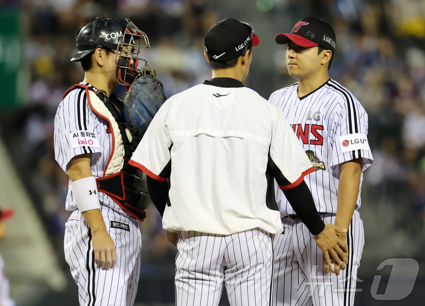 (서울=뉴스1) 김진환 기자 = 14일 오후 서울 송파구 잠실야구장에서 열린 프로야구 '2026 신한은행 SOL KBO리그' 삼성 라이온즈와 LG 트윈스의 경기, LG 선발 송승기 …