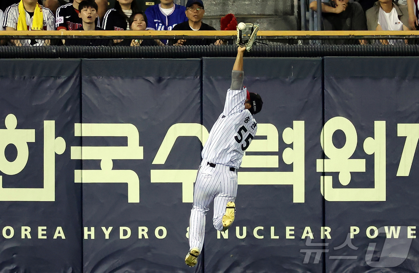 (서울=뉴스1) 김진환 기자 = 14일 오후 서울 송파구 잠실야구장에서 열린 프로야구 '2026 신한은행 SOL KBO리그' 삼성 라이온즈와 LG 트윈스의 경기, LG 좌익수 송찬 …
