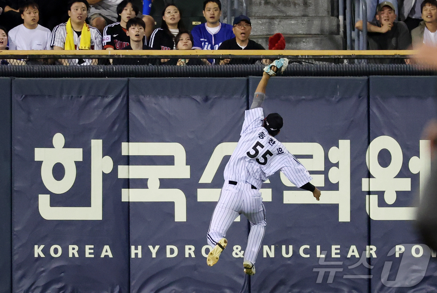 (서울=뉴스1) 김진환 기자 = 14일 오후 서울 송파구 잠실야구장에서 열린 프로야구 '2026 신한은행 SOL KBO리그' 삼성 라이온즈와 LG 트윈스의 경기, LG 좌익수 송찬 …