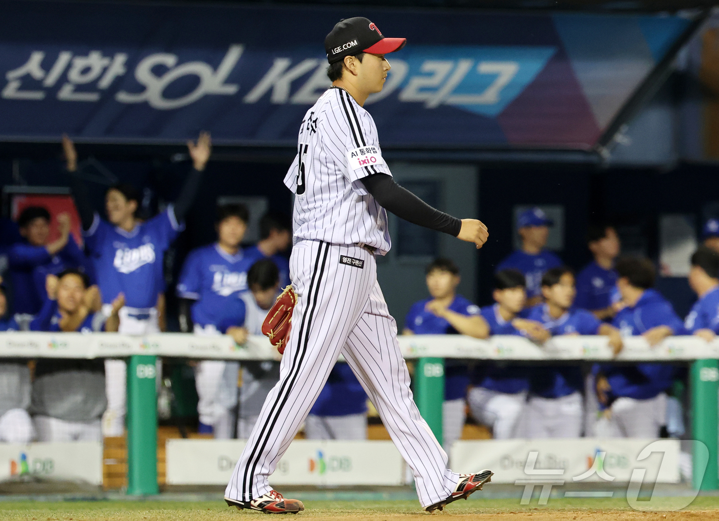 (서울=뉴스1) 김진환 기자 = 14일 오후 서울 송파구 잠실야구장에서 열린 프로야구 '2026 신한은행 SOL KBO리그' 삼성 라이온즈와 LG 트윈스의 경기, LG 두 번째 투 …