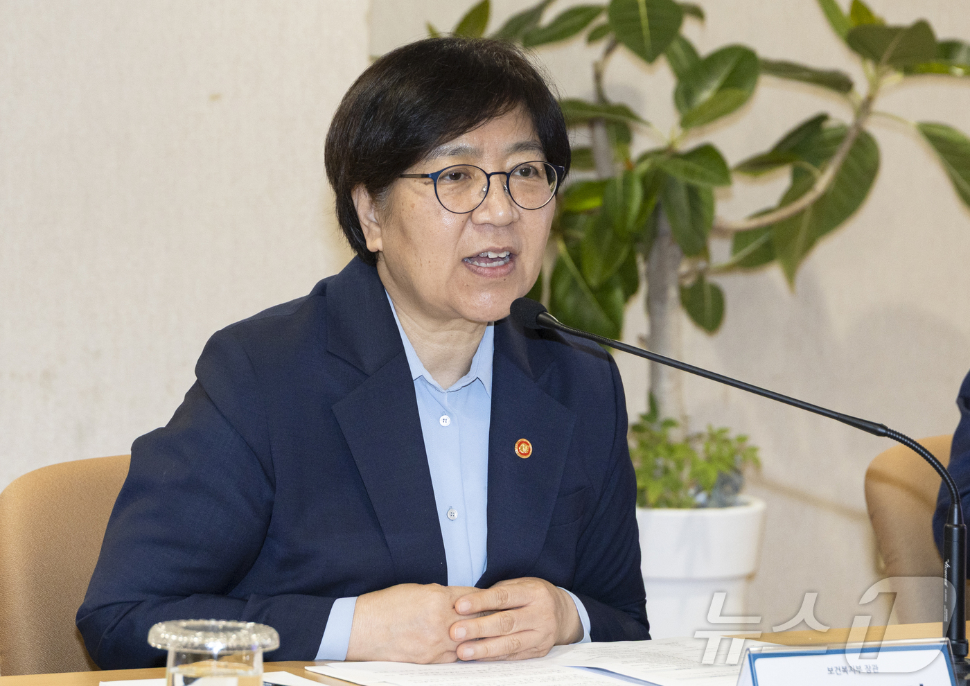 (서울=뉴스1) = 정은경 보건복지부 장관이 14일 전남 순천 지역모자의료센터를 방문해 전남지역의 고위험 산모, 신생아 의료체계 운영 현황과 응급 대응체계를 점검하고 있다. (보건 …