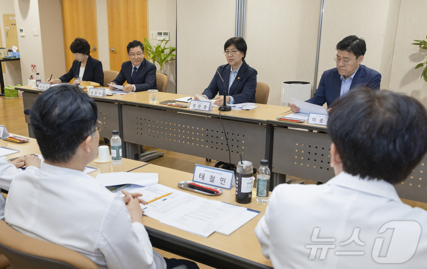 (서울=뉴스1) = 정은경 보건복지부 장관이 14일 전남 순천 지역모자의료센터를 방문해 전남지역의 고위험 산모, 신생아 의료체계 운영 현황과 응급 대응체계를 점검하고 있다. (보건 …