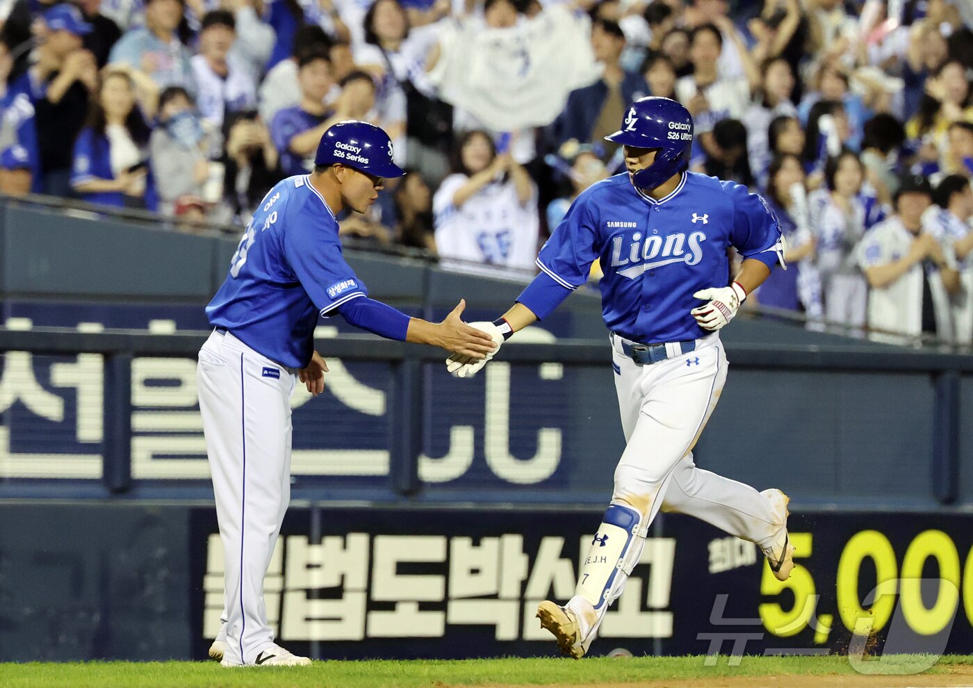 본문 이미지 - 14일 오후 서울 송파구 잠실야구장에서 열린 프로야구 '2026 신한은행 SOL KBO리그' 삼성 라이온즈와 LG 트윈스의 경기, 삼성 이재현이 7회초 2사 상황 솔로홈런을 친 뒤 이종욱 코치와 하이파이브를 하고 있다. 2026.5.14 ⓒ 뉴스1 김진환 기자