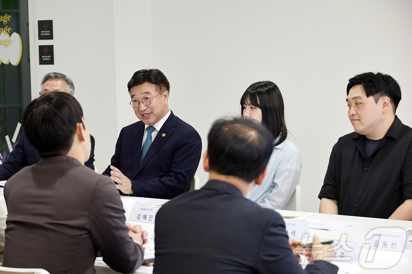 (서울=뉴스1) = 윤호중 행정안전부 장관이 14일 오후 서울 성북구 '안암생활'을 방문해 사회연대경제 기반 우수 주거 모델 운영 관계자들과 간담회를 하고 있다.  (행정안전부 제 …
