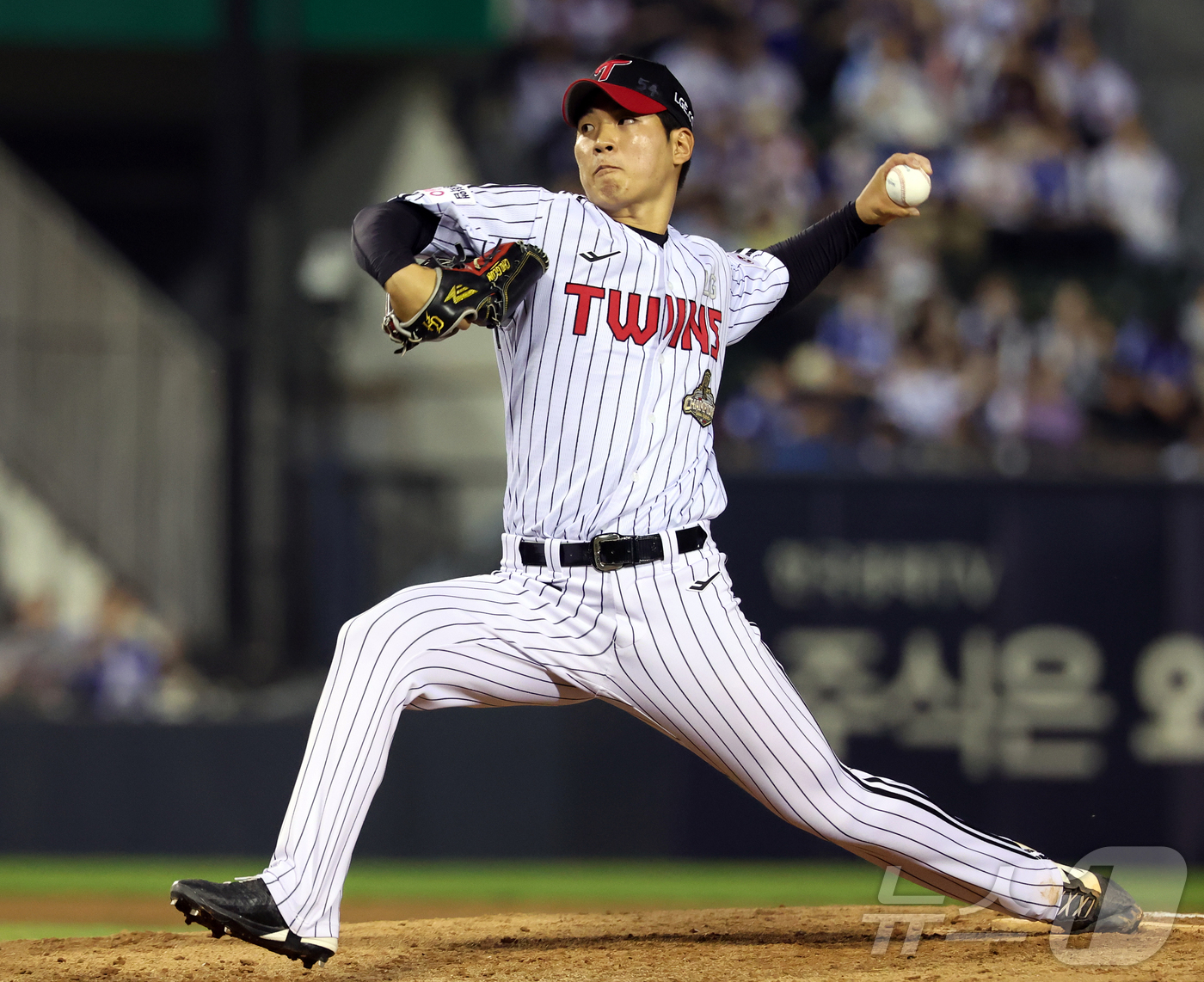 (서울=뉴스1) 김진환 기자 = 14일 오후 서울 송파구 잠실야구장에서 열린 프로야구 '2026 신한은행 SOL KBO리그' 삼성 라이온즈와 LG 트윈스의 경기, LG 조건희가 8 …