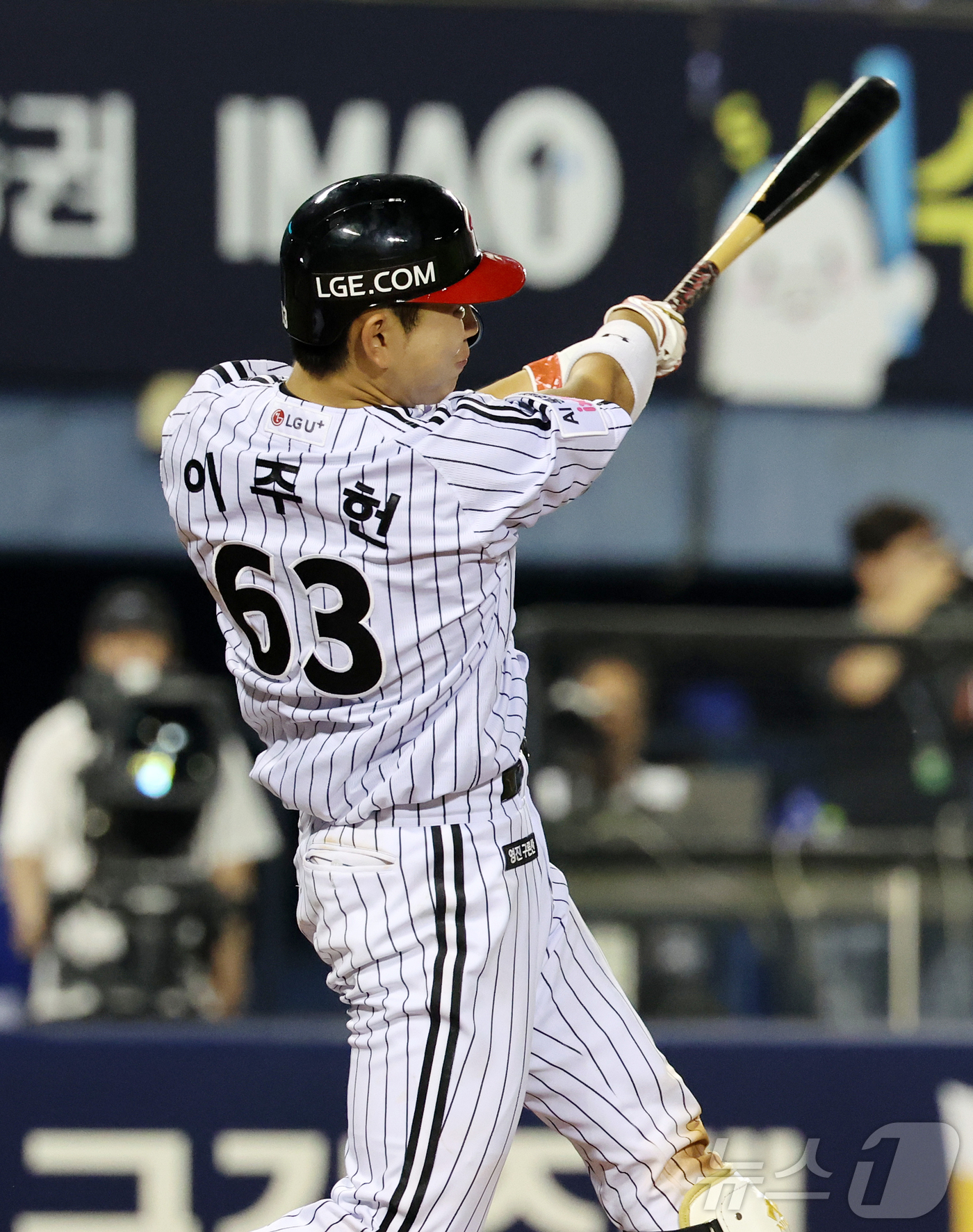 (서울=뉴스1) 김진환 기자 = 14일 오후 서울 송파구 잠실야구장에서 열린 프로야구 '2026 신한은행 SOL KBO리그' 삼성 라이온즈와 LG 트윈스의 경기, LG 이주헌이 9 …