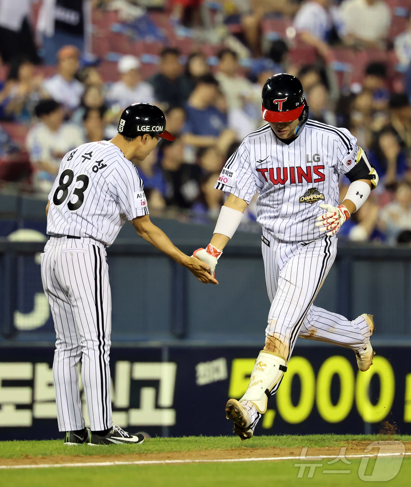 (서울=뉴스1) 김진환 기자 = 14일 오후 서울 송파구 잠실야구장에서 열린 프로야구 '2026 신한은행 SOL KBO리그' 삼성 라이온즈와 LG 트윈스의 경기, LG 이주헌이 9 …