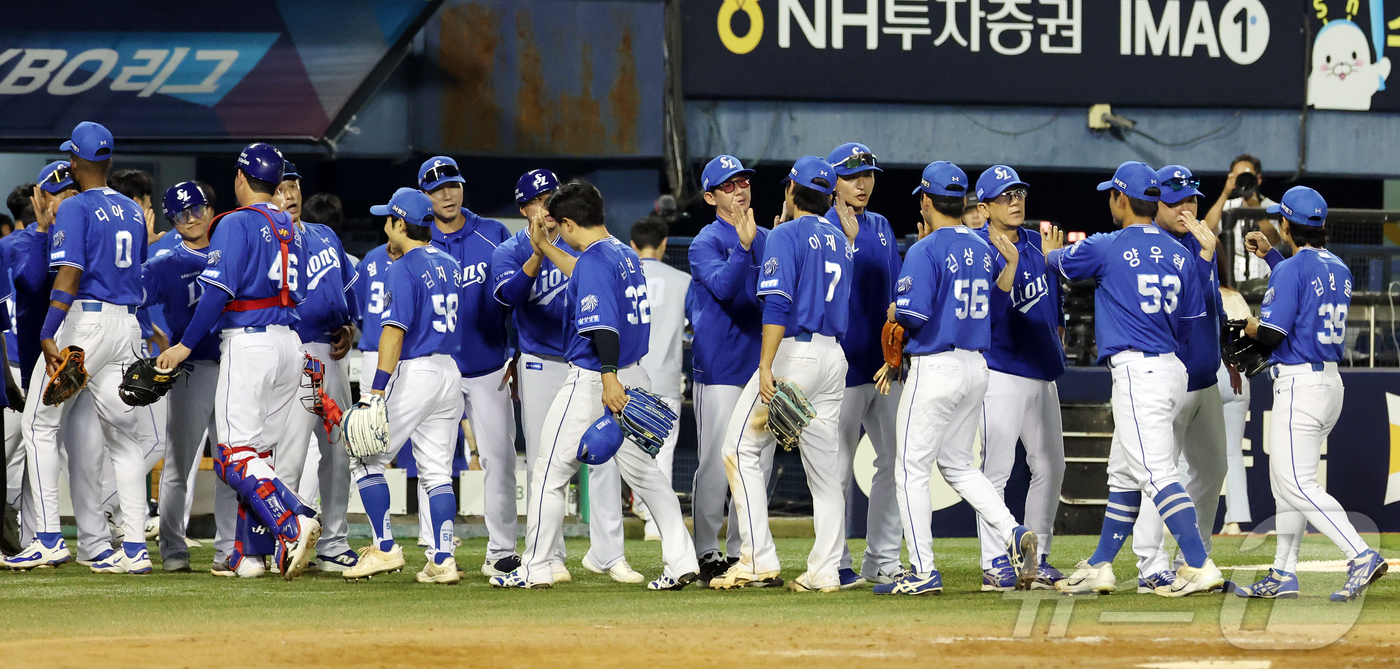 (서울=뉴스1) 김진환 기자 = 14일 오후 서울 송파구 잠실야구장에서 열린 프로야구 '2026 신한은행 SOL KBO리그' 삼성 라이온즈와 LG 트윈스의 경기, 9대5 승리를 거 …