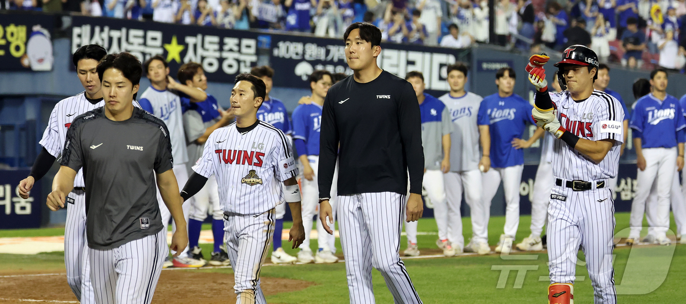 (서울=뉴스1) 김진환 기자 = 14일 오후 서울 송파구 잠실야구장에서 열린 프로야구 '2026 신한은행 SOL KBO리그' 삼성 라이온즈와 LG 트윈스의 경기, 5대9 패배한 L …