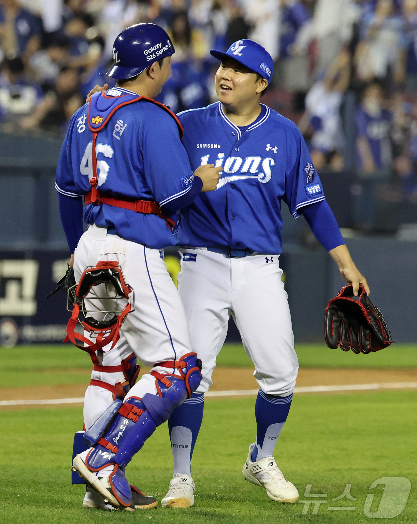 (서울=뉴스1) 김진환 기자 = 14일 오후 서울 송파구 잠실야구장에서 열린 프로야구 '2026 신한은행 SOL KBO리그' 삼성 라이온즈와 LG 트윈스의 경기, 9대5 승리를 거 …