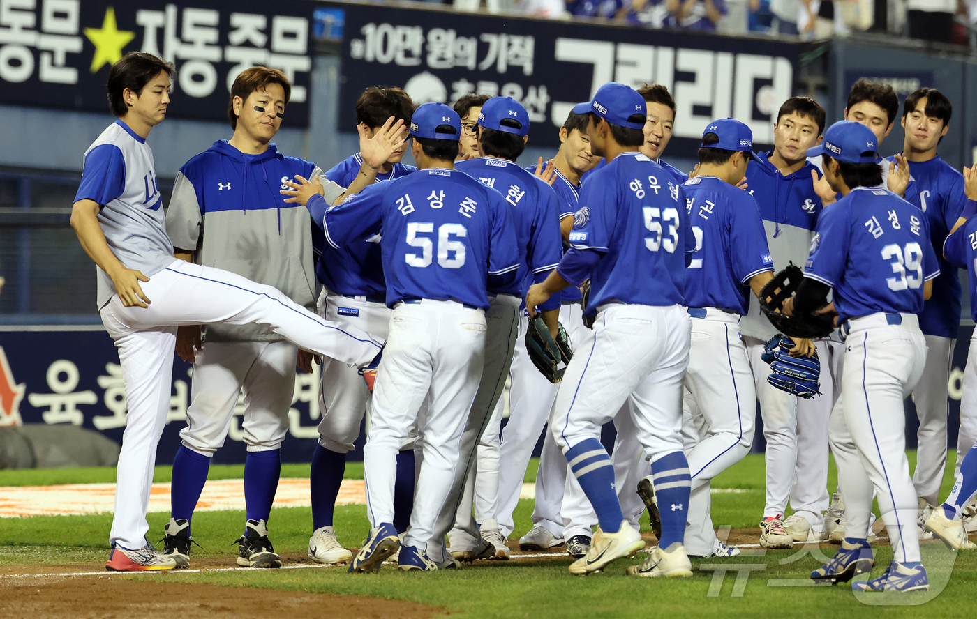 (서울=뉴스1) 김진환 기자 = 14일 오후 서울 송파구 잠실야구장에서 열린 프로야구 '2026 신한은행 SOL KBO리그' 삼성 라이온즈와 LG 트윈스의 경기, 9대5 승리를 거 …