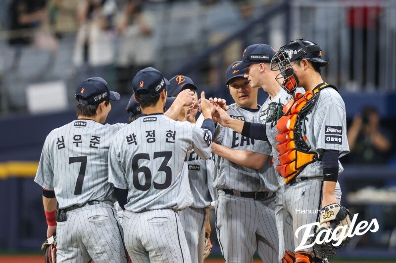 본문 이미지 - 한화 이글스 선수들이 14일 열린 KBO리그 고척 키움 히어로즈전에서 10-1로 승리한 뒤 세리머니를 펼치고 있다. (한화 이글스 제공)
