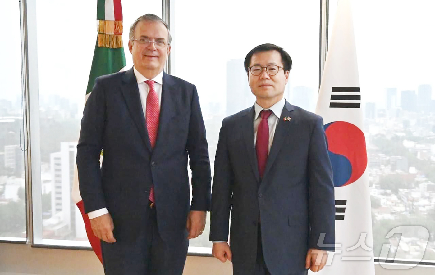 (서울=뉴스1) = 여한구 산업통상부 통상교섭본부장이 12일(현지시간) 멕시코 경제부에서 마르셀로 에브라르드 멕시코 경제부 장관과 면담을 갖고 멕시코 진출 우리기업들의 애로를 전달 …