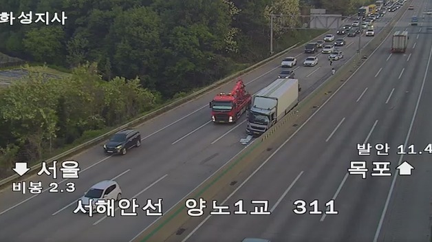 서해안고속도로서 화물차 중앙분리대 추돌…60대 운전자 사망(종합)
