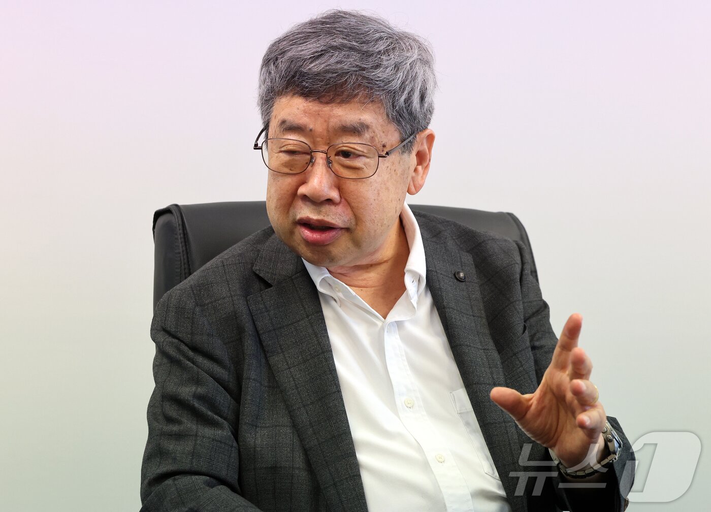 본문 이미지 - 조동근 명지대학교 경제학과 명예교수가 14일 서울 종로구 뉴스1 사옥에서 열린 "삼성전자 성과급 갈등 어떻게 풀어야 하나＂ 긴급 좌담회에서 발언하고 있다. 2026.5.14 ⓒ 뉴스1 김진환 기자