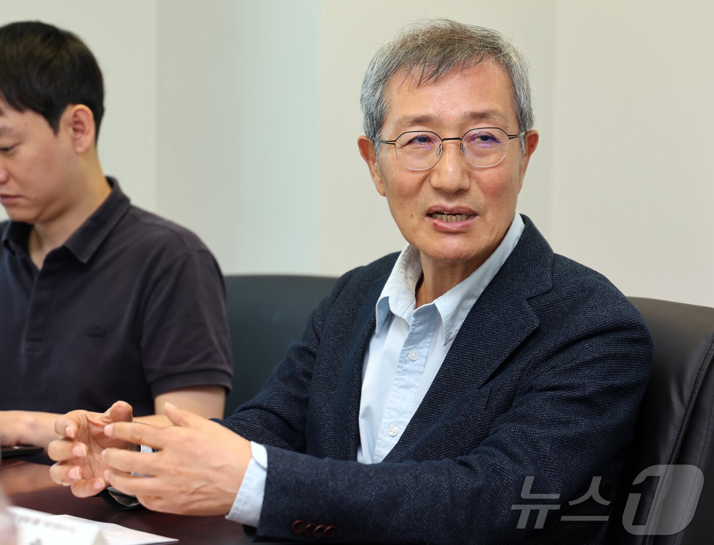 본문 이미지 - 이홍 광운대 경영학부 명예교수가 14일 서울 종로구 뉴스1 사옥에서 열린 "삼성전자 성과급 갈등 어떻게 풀어야 하나＂ 긴급 좌담회에서 발언하고 있다. 2026.5.14 ⓒ 뉴스1 김진환 기자