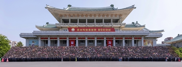김정은, 직맹 참가자들과 기념사진…베트남과 외교 행사 [데일리 북한]