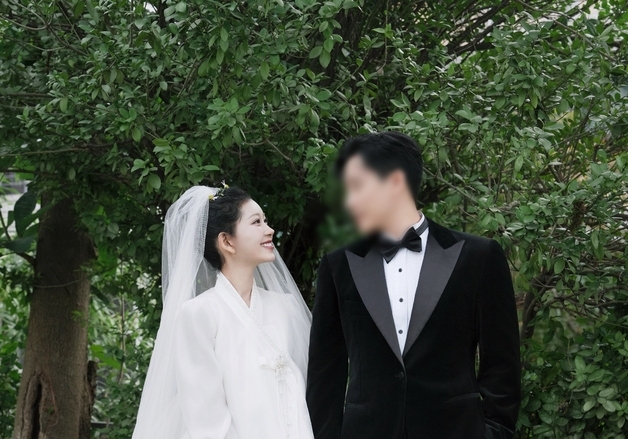 '결혼 D-1' 최준희, 미소 담은 순백 웨딩 화보 공개…"11세 차이, 마음 비슷해"