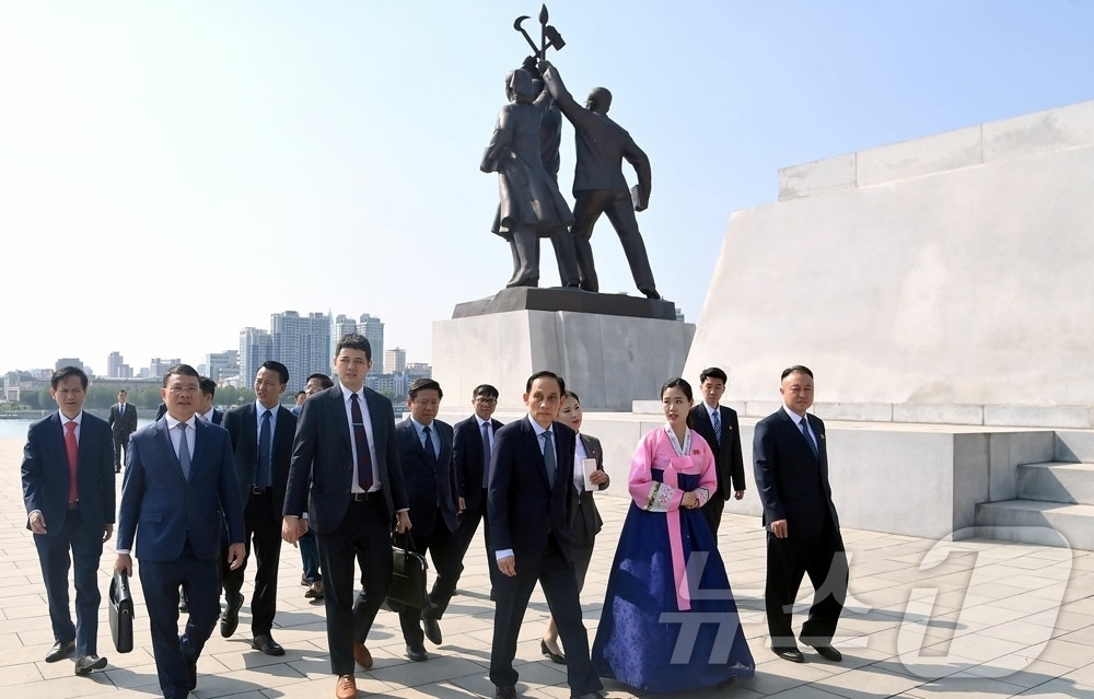 (평양 노동신문=뉴스1) = 북한 노동당 기관지 노동신문은 15일 베트남 공산당 중앙위원회 총비서 등 베트남 특사단 일행이 전날 조선노동당 중앙간부학교를 방문했다고 보도했다.[국내 …