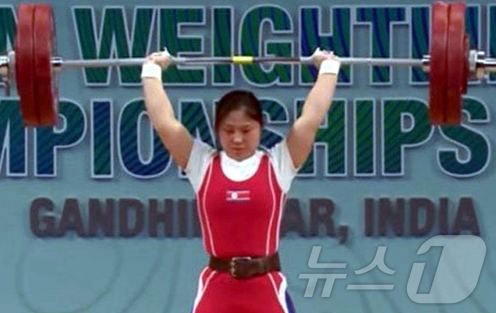 (평양 노동신문=뉴스1) = 북한 노동당 기관지 노동신문은 15일 "김일경 선수가 2026 아시아역기선수권대회 여자 58kg급 경기에 출전해 3개의 금메달을 쟁취했다"고 보도했다. …