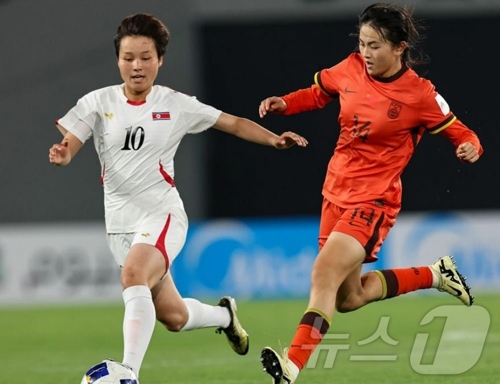 (평양 노동신문=뉴스1) = 북한 노동당 기관지 노동신문은 15일 여자 축구 선수들이 아시아축구연맹(AFC) 17살 미만(U-17) 결승전에 진출했다고 보도했다.[국내에서만 사용가 …