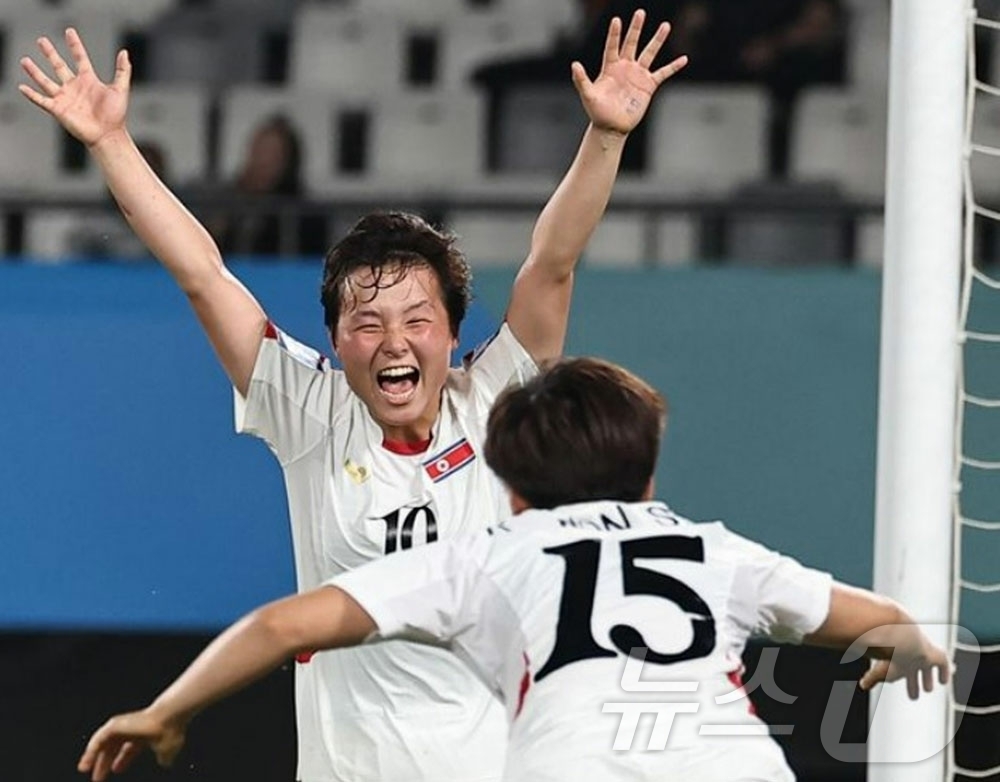 (평양 노동신문=뉴스1) = 북한 노동당 기관지 노동신문은 15일 여자 축구 선수들이 아시아축구연맹(AFC) 17살 미만(U-17) 결승전에 진출했다고 보도했다.[국내에서만 사용가 …
