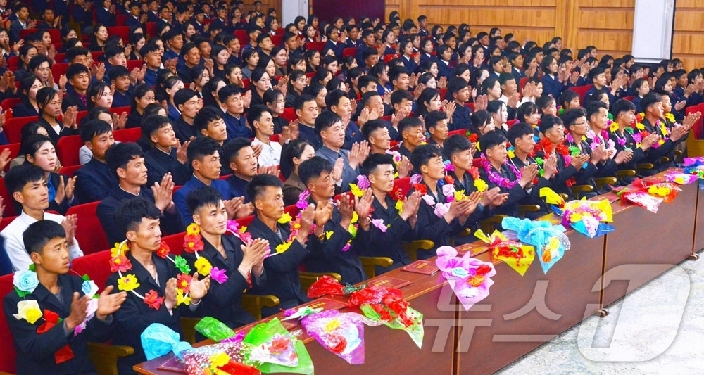 (평양 노동신문=뉴스1) = 북한 노동당 기관지 노동신문은 15일 함경북도 청년들이 사회주의건설 주요 전구로 탄원(자원진출)하고 있다고 보도했다.[국내에서만 사용가능. 재배포 금지 …