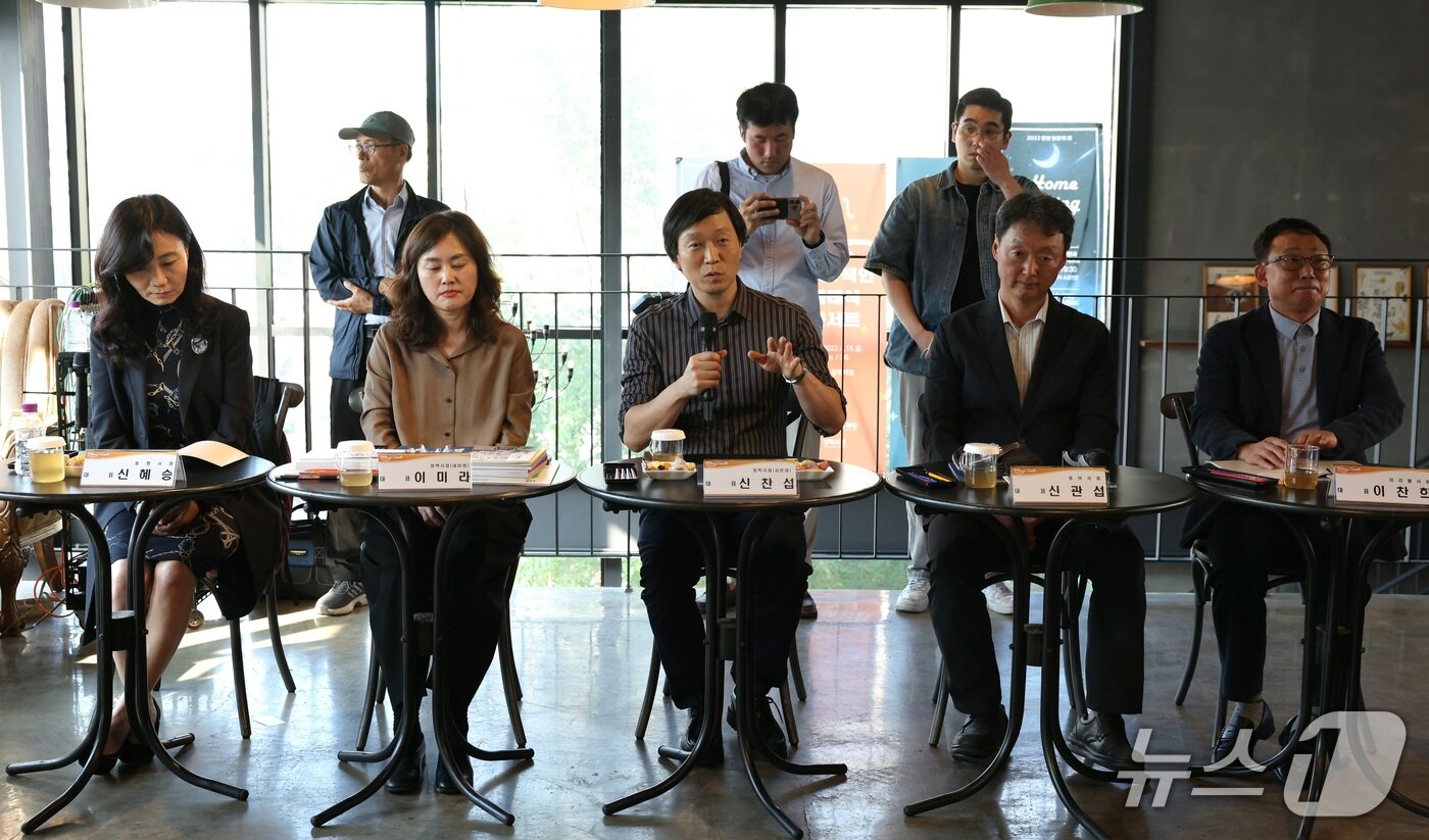 본문 이미지 - 이날 간담회는 이날 오후 경남 밀양 청학서점 삼문점 북카페 2층에서 1시간 동안 열렸다. 문체부와 경남도, 밀양시 관계자, 밀양 지역서점 대표들이 참석했다. 논의 주제는 학교 도서 구매와 도서정가제, 베스트셀러 배분, 지역서점 인증, 창업 지원이었다.