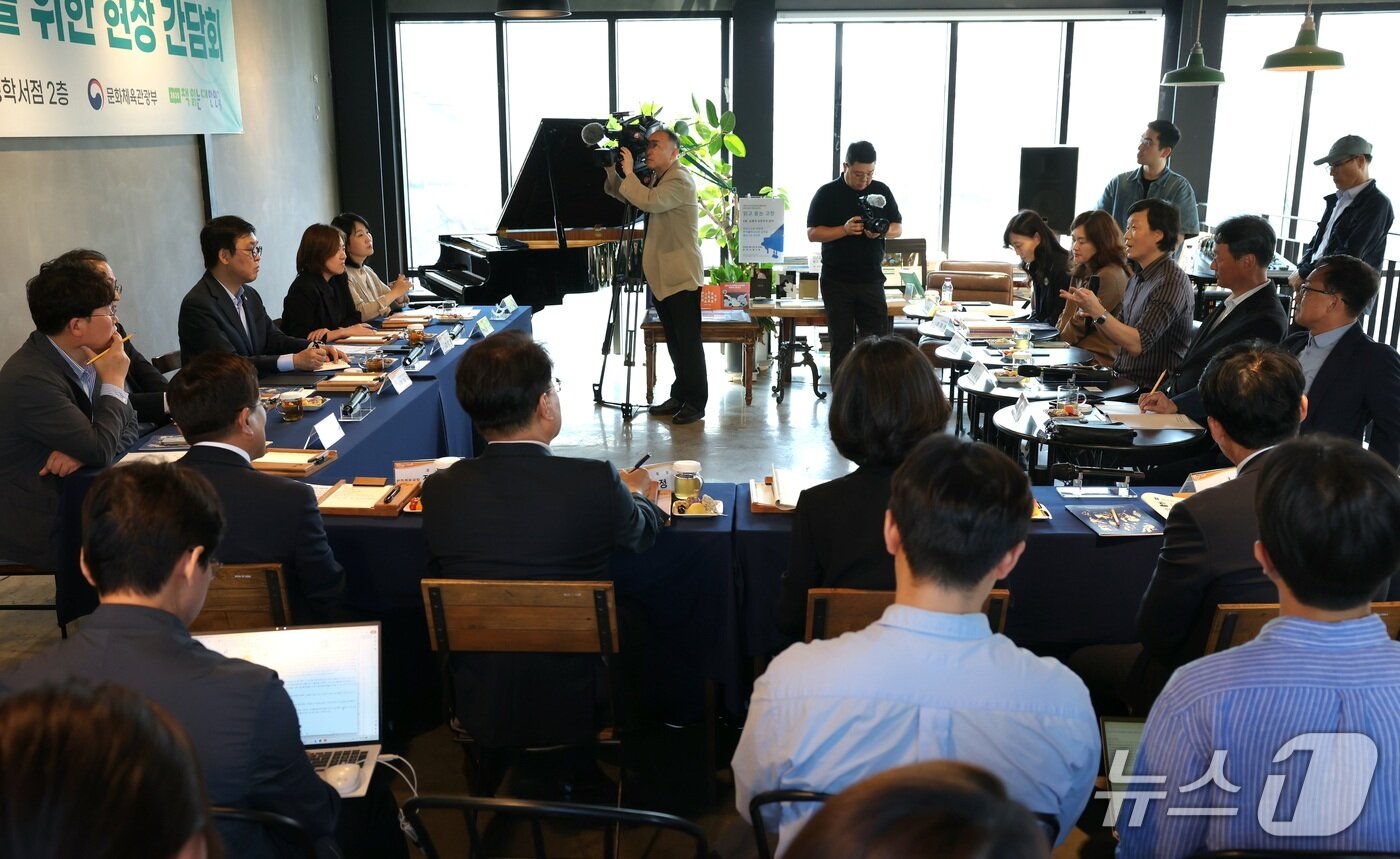 본문 이미지 - 이날 간담회는 이날 오후 경남 밀양 청학서점 삼문점 북카페 2층에서 1시간 동안 열렸다. 문체부와 경남도, 밀양시 관계자, 밀양 지역서점 대표들이 참석했다. 논의 주제는 학교 도서 구매와 도서정가제, 베스트셀러 배분, 지역서점 인증, 창업 지원이었다.