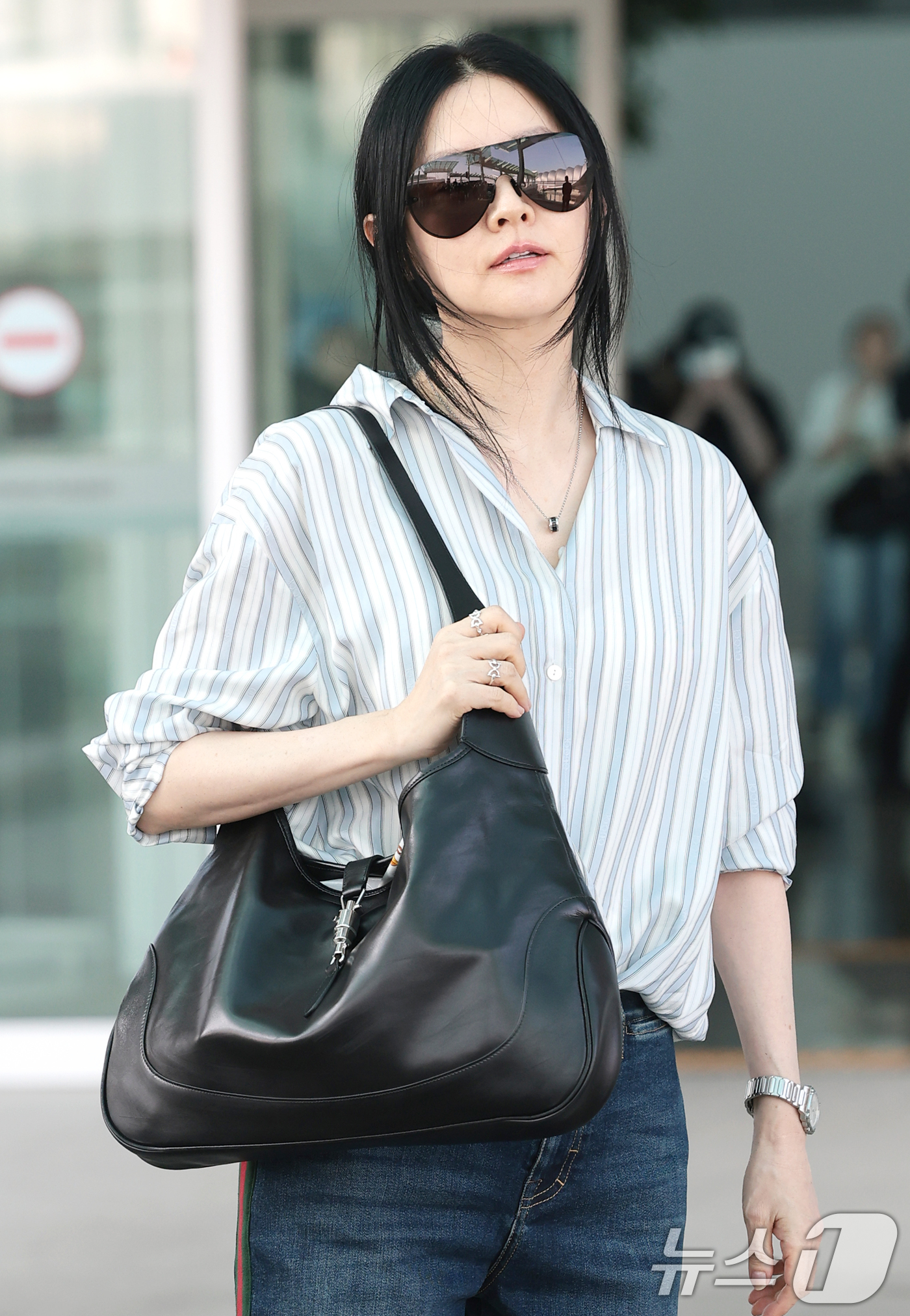 (인천공항=뉴스1) 권현진 기자 = 배우 이영애가 해외 일정을 위해 15일 오전 인천국제공항을 통해 미국 뉴욕으로 출국하고 있다. 2026.5.15/뉴스1