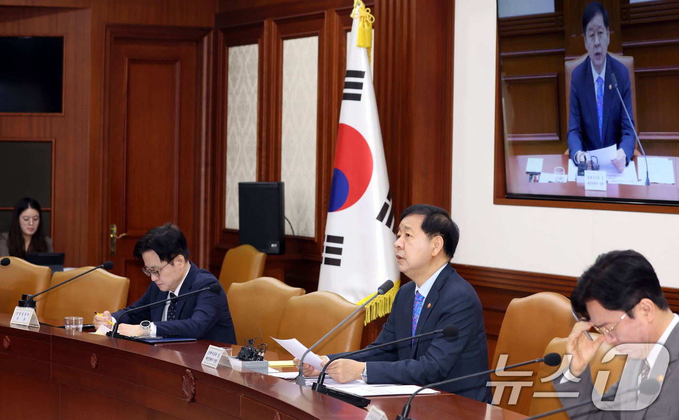 (서울=뉴스1) 김명섭 기자 = 구윤철 경제부총리 겸 재정경제부 장관이 15일 서울 종로구 세종대로 정부서울청사에서 열린 비상경제본부회의 겸 경제관계장관회의에서 모두 발언을 하고 …