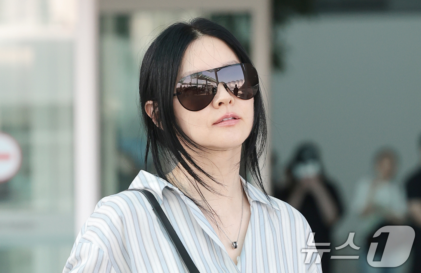 (인천공항=뉴스1) 권현진 기자 = 배우 이영애가 해외 일정을 위해 15일 오전 인천국제공항을 통해 미국 뉴욕으로 출국하고 있다. 2026.5.15/뉴스1