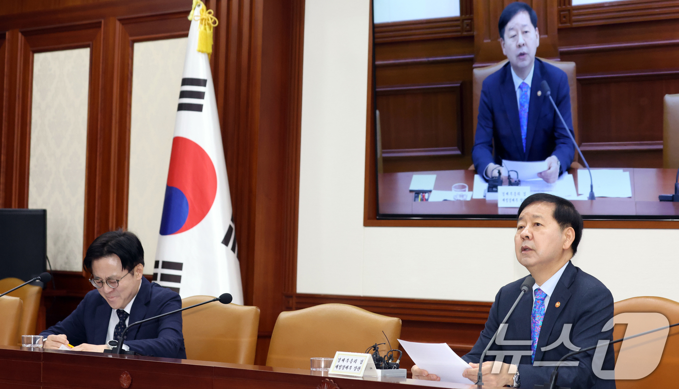 (서울=뉴스1) 김명섭 기자 = 구윤철 경제부총리 겸 재정경제부 장관이 15일 서울 종로구 세종대로 정부서울청사에서 열린 비상경제본부회의 겸 경제관계장관회의에서 모두 발언을 하고 …