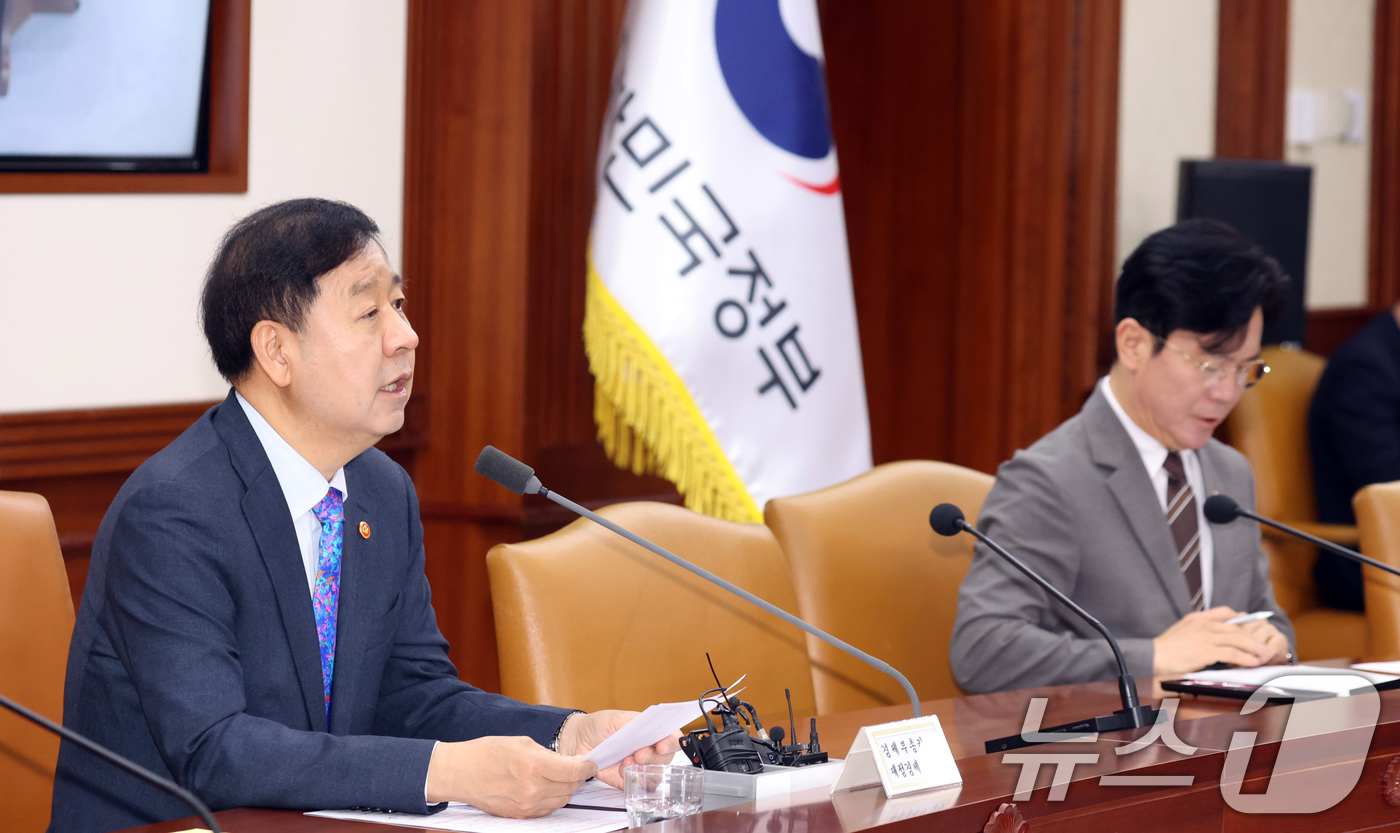 (서울=뉴스1) 김명섭 기자 = 구윤철 경제부총리 겸 재정경제부 장관이 15일 서울 종로구 세종대로 정부서울청사에서 열린 비상경제본부회의 겸 경제관계장관회의에서 모두 발언을 하고 …