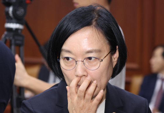 비상경제본부회의 참석하는 한성숙 장관