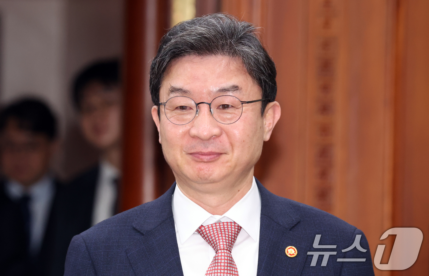 (서울=뉴스1) 김명섭 기자 = 이억원 금융위원회 위원장이 15일 서울 종로구 세종대로 정부서울청사에서 열린 비상경제본부회의 겸 경제관계장관회의에 참석하고 있다.  2026.5.1 …