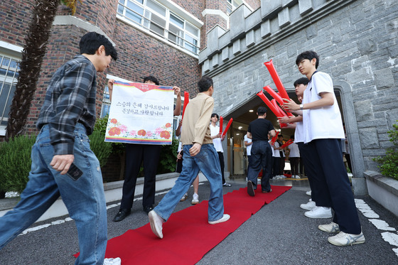 "오늘은 선생님이 주인공"…교정 위 펼쳐진 레드카펫