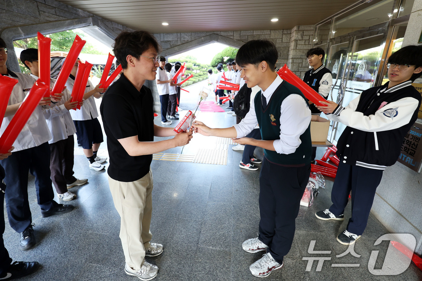 (광주=뉴스1) 이승현 기자 = 스승의 날인 15일 오전 광주 남구에 위치한 인성고등학교에서 한 학생이 선생님께 카네이션을 드리고 있다. 2026.5.15/뉴스1