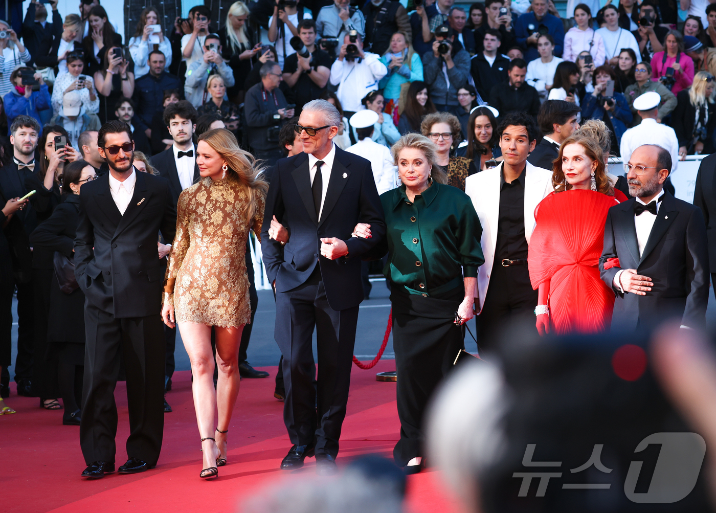 (칸=뉴스1) 이준성 특파원 = 14일(현지시간) 프랑스 남부 소도시 칸 팔레 데 페스티발(Palais des Festivals)에서 열린 제79회 칸 국제영화제 경쟁부문 진출작 …